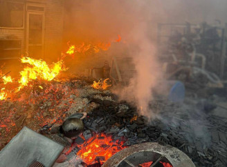 На Чернігівщині росіяни атакували підприємство: спалахнула пожежа