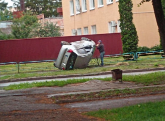 У Ніжині перекинулася автівка: що відомо