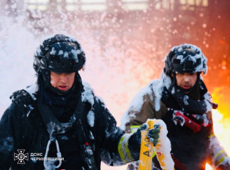 Росіяни атакували Чернігів: на місцях влучань спалахнули пожежі