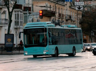 У Чернігові дівчину вдарило струмом у тролейбусі