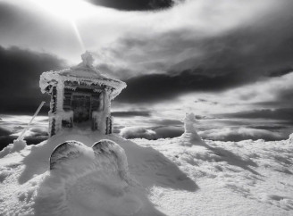 Містична краса Карпат: у горах вже панує справжня зима