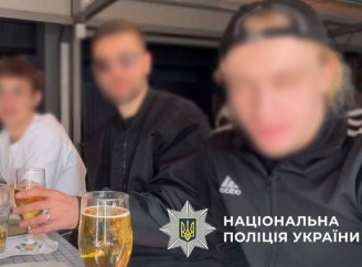 П’яні, гучні та зі «зброєю»: у Києві блогери потрапили в поліцію через стрім із хизуванням пістолетом