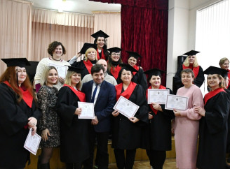 Урочистий випуск магістрів: у Ніжинському університеті вручали дипломи - Фото 