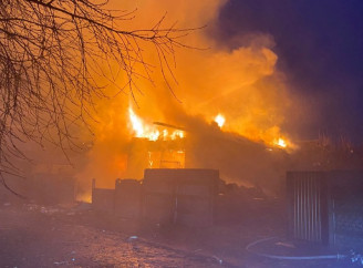 У Чернігові безпілотник впав на приватний будинок: двоє людей постраждали