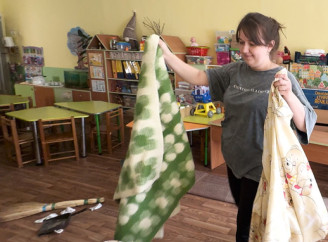 Після вибуху шахеду у Чернігові вихователі витрушували уламки скла з дитячих ковдрочок - Відео