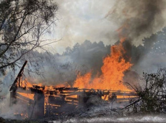 Росіяни атакували чотири прикордонні громади Чернігівщини: у Миколаївці згорів будинок