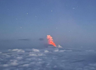 На Камчатці прокинувся найвищий вулкан Євразії після рекордного землетрусу