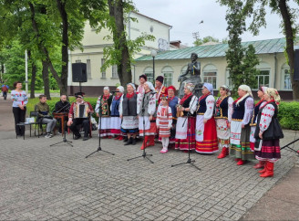У центрі Ніжина відбувся благодійний концерт біля пам’ятника Марії Заньковецької