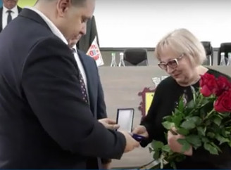 Мамі Героя України Олександра Мацієвського вручили знак «Почесний громадянин Івано-Франківська» - Відео