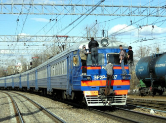 На Ніжинщині підлітки заради відео в соцмережах каталися на поїзді: поліція склала адмінпротоколи