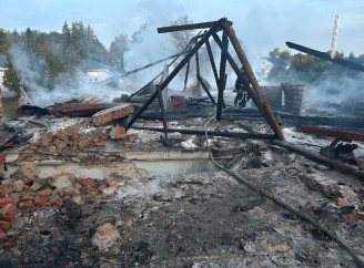 На Чернігівщині росіяни атакували чотири громади: у Миколаївці горіли будинки, у Тихоновичах — удар біля вежі зв’язку