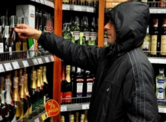Чоловіка, який виніс пляшку горілки з магазину у Чернігові, засудили до семи років 