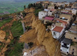 На Сицилії через зсув ґрунту оголосили масову евакуацію
