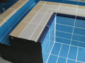 Плитка для бассейна: керамика или керамогранит – что выбрать?