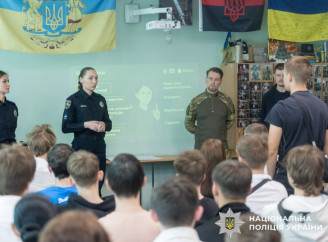 Нацполіція спільно з СБУ провели у ліцеї лекцію з протидії вербуванню підлітків спецслужбами рф  