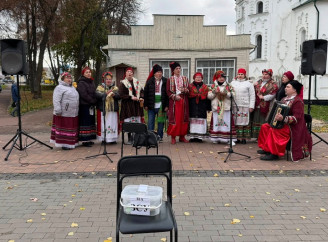 У Ніжині на Гоголівській фольклорний ансамбль «Червона калина» збирав кошти для ЗСУ
