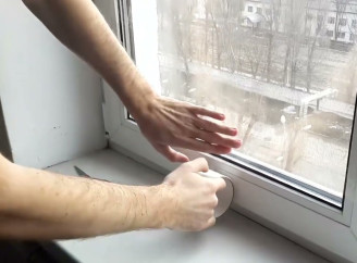 Сліди скотчу на вікнах: як легко прибрати