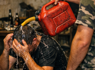 Облив бензином знайомого та підпалив: на Чернігівщині чоловіка засудили на сім років