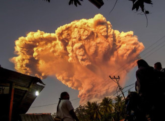 Виверження вулкана в Індонезії: стовп попелу піднявся на 18 кілометрів