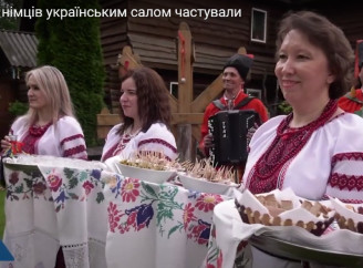 Як ічнянці пригощали німців українським салом - Відео
