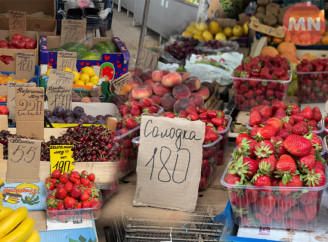 Полуниця — усюди: які фрукти та ягоди зараз на ринку в Ніжині та скільки коштують