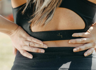 Боль в пояснице? Узнайте, как с ней справиться с помощью простых упражнений