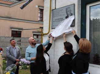 У Ніжині відкрили оновлену меморіальну дошку академіку Богомольцю — Фото