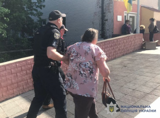 Росіяни скинули вибухівку в центрі міста Семенівка: поранено трьох людей