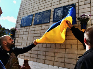 У Ніжині відкрили меморіальну дошку загиблому воїну Олександру Федченку