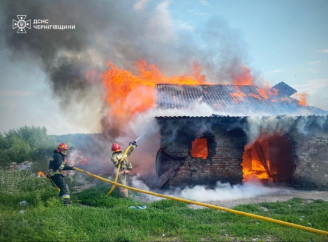 На Ніжинщині пожежники врятували 54-річну жінку з полум'я