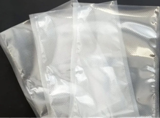 Особливості та переваги застосування вакуумних пакетів для зберігання продуктів харчування