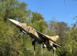 Літак у гідропарку Сновська – звідки в місцевому парку взявся «Міг»