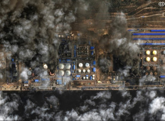 У російському порту Усть-Луга після ударів продовжують горіти нафтові резервуари