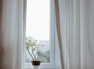 Лайфхак під час відключень світла: як прасувати штори 