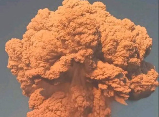 Виверження вулкану в Індонезії підняло попіл на 11 км і змусило людей евакуюватися