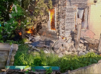 Горіли нежитлові будівлі та адміністративне приміщення: росіяни атакували три громади Чернігівщини