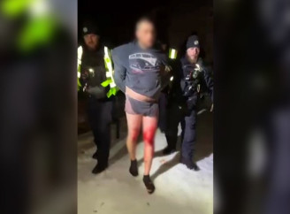 Вибивав вікна, бив автівки: у Чернігові затримали чоловіка