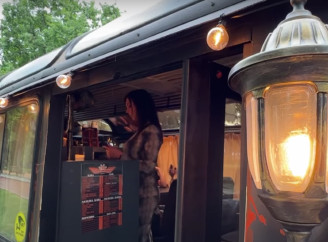 У Чернігові з’явилася креативна кав’ярня на колесах - Відео