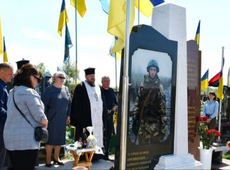 У Ніжині на місці поховання Олександра Мацієвського зібралися рідні та побратими захисника 