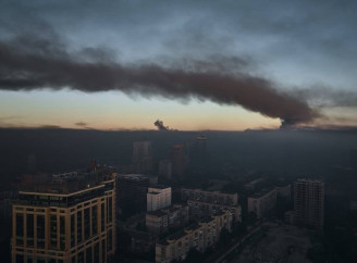 Київ зазнав масованої атаки: зруйновані будинки, є поранені