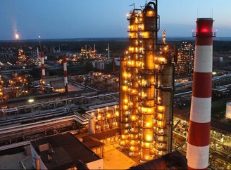 Після атаки дронів зупинився один із найбільших нафтопереробних заводів росії – Reuters