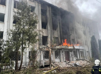 У Сумах безпілотник влучив у будівлю ТЦК: є постраждалий підліток