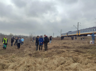 Поїзд Київ–Славутич зупинили під Ніжином під час тривоги: пасажирів висадили в полі