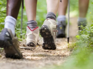 Некоторые особенности и преимущества женских туристических кроссовок