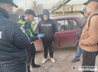 "Товару" на мільйон: на Чернігівщині поліція затримала трьох молодиків, які робили "закладки"