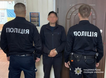 Погрожував та відібрав гроші: на Прилуччині затримали молодика, який пограбував пенсіонерку  
