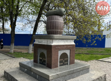 Пам’ятнику ніжинському огірку виповнилося 20 років