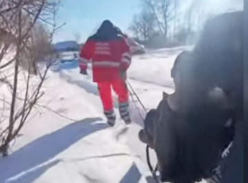 На Чернігівщині пацієнта з підозрою на інсульт доставляли до «швидкої» на санках