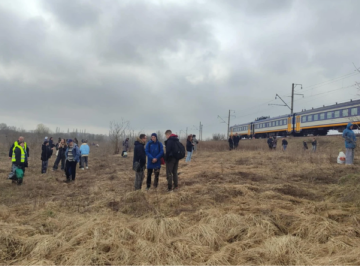 Поїзд Київ–Славутич зупинили під Ніжином під час тривоги: пасажирів висадили в полі