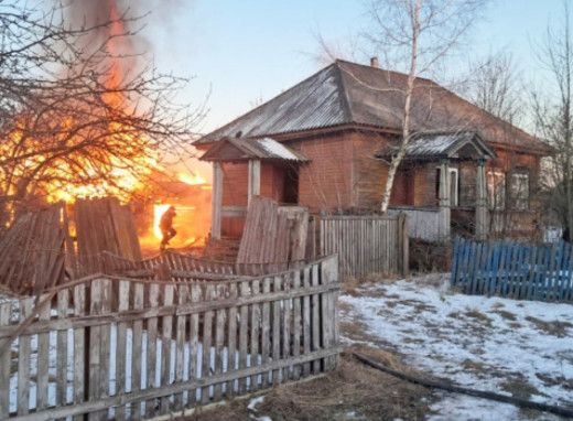 На прикордонні Чернігівщини внаслідок російських обстрілів пошкоджені будинок, промислова будівля і транспорт фото